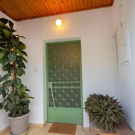 Two Bedroom Garden In Quiet Street Nyaraló *