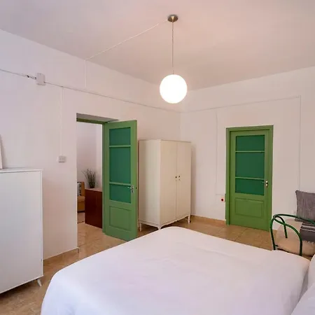 Nyaraló Two Bedroom Garden In Quiet Street Limassol