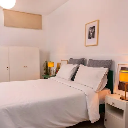 Two Bedroom Garden In Quiet Street Nyaraló *