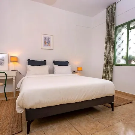 Two Bedroom Garden In Quiet Street Nyaraló *