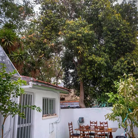 Two Bedroom Garden In Quiet Street Nyaraló *