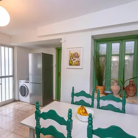 Semesterbostad Two Bedroom Garden In Quiet Street