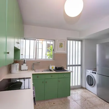 Two Bedroom Garden In Quiet Street *