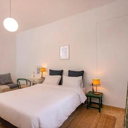 Two Bedroom Garden In Quiet Street *