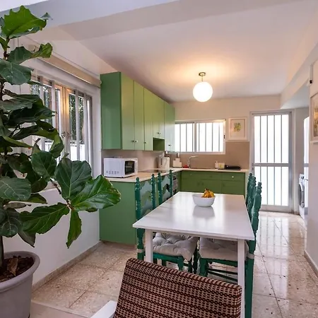 Semesterbostad Two Bedroom Garden In Quiet Street *